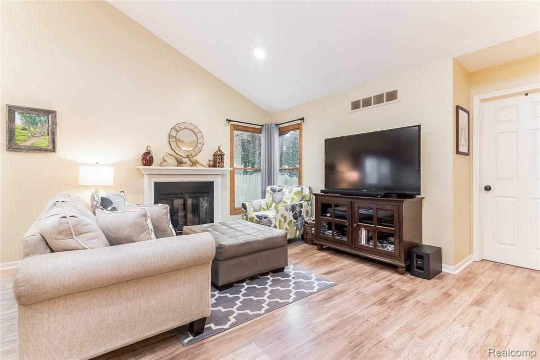 1591 Colony Drive Rochester, MI 48307 - Photo 3 of 25 003-photo-great-room-6568032.jpg