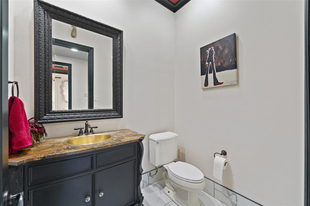 3310 Collard Road Arlington, TX 76017 - Photo 21 of 40 a bathroom with a toilet a sink and mirror