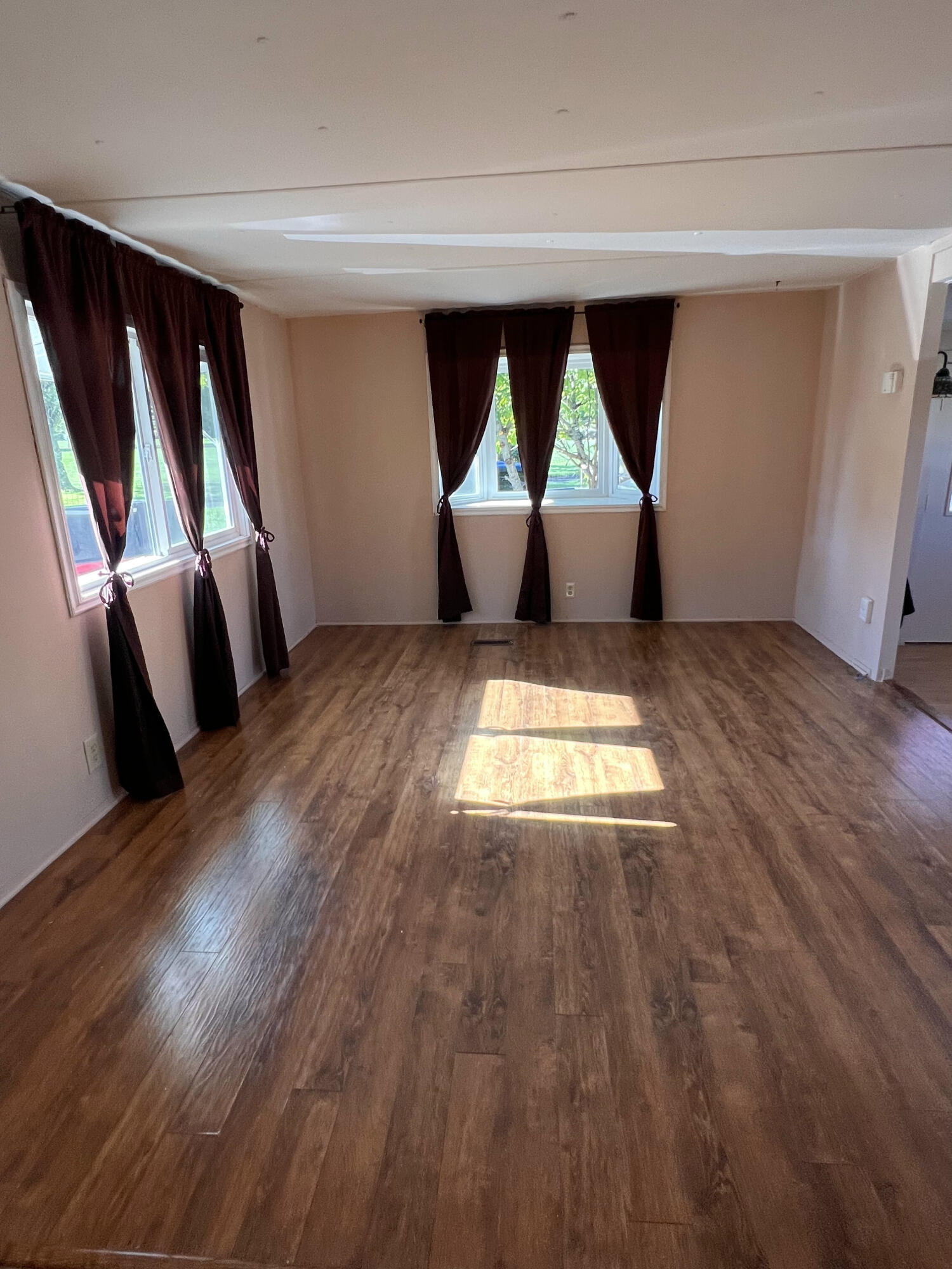 1241 Dowell Road, Unit 62 Grants Pass, OR 97527 - Photo 6 of 25 livingroom