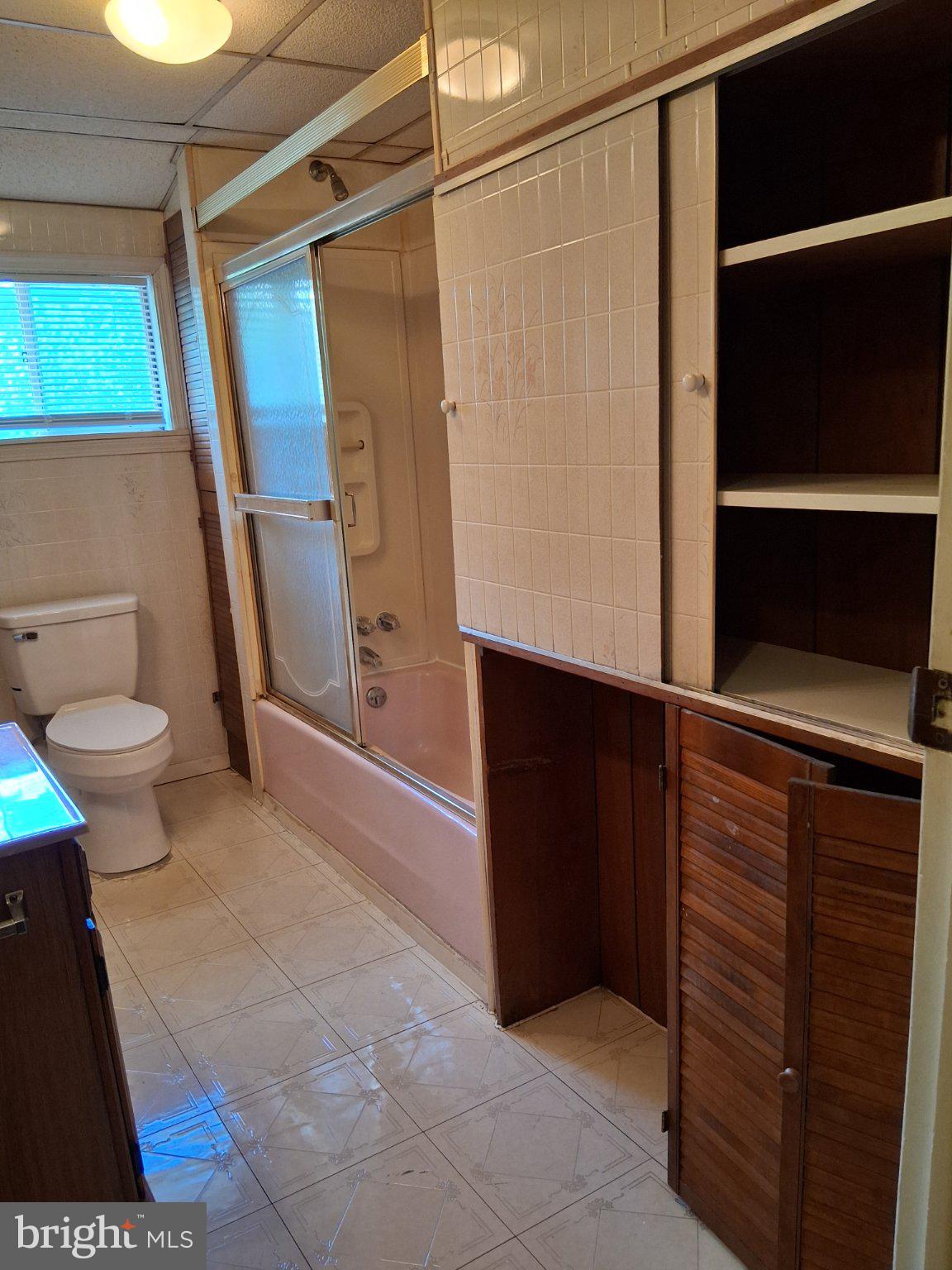 265 View Street Johnstown, PA 15902 - Photo 53 of 66 Charming vintage bathroom retreat.