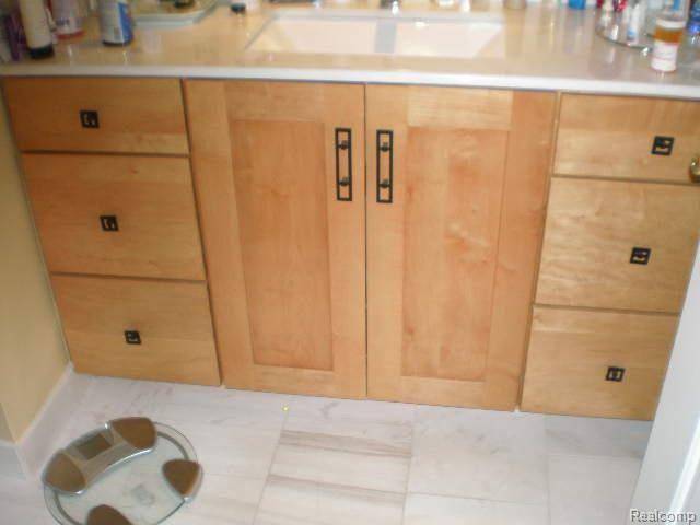 11410 Common Road Warren, MI 48093 - Photo 10 of 17 13-MBR BATH.jpg