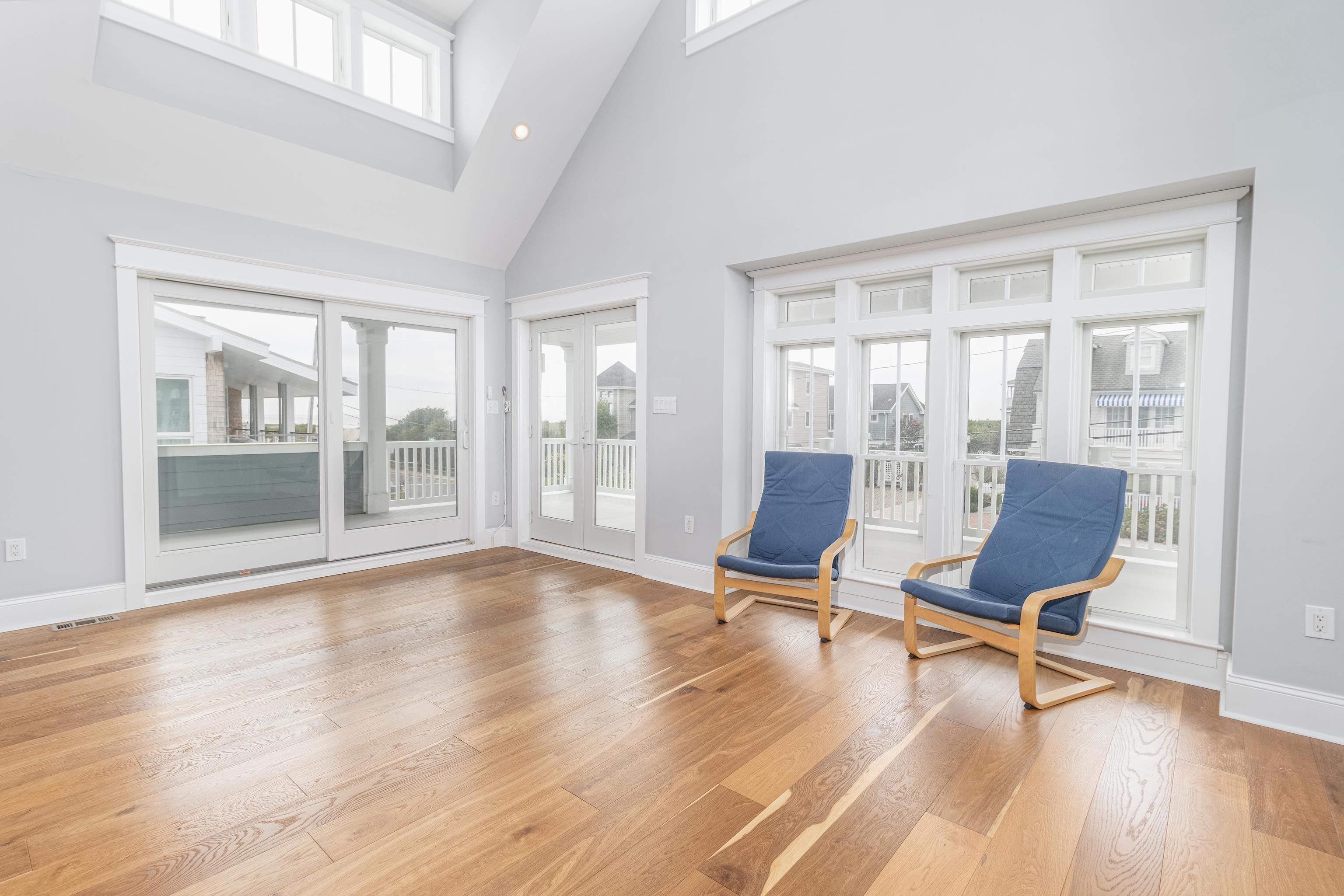 25 West 32nd Avalon, NJ 08202 - Photo 20 of 40 a view of a livingroom with lounge chair and a large window