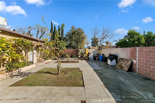 a view of a backyard
