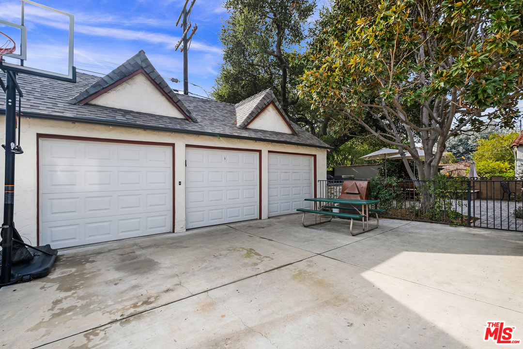806 Palm Drive Glendale, CA 91202 - Photo 21 of 29 a view of a house with a patio and a car parked in front of it