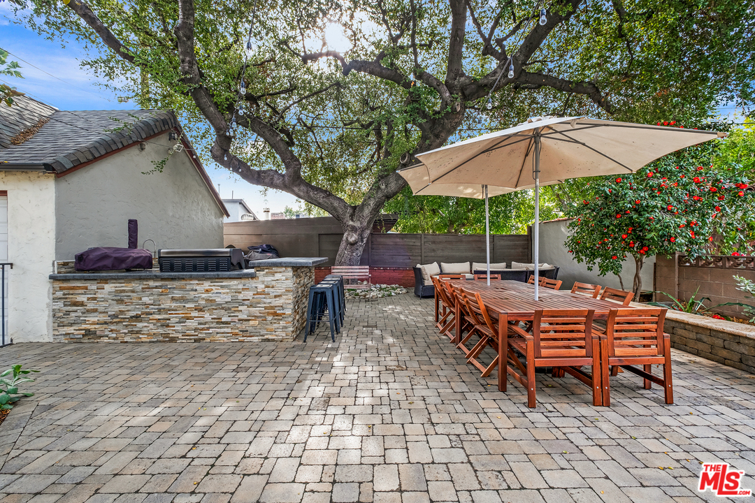 806 Palm Drive Glendale, CA 91202 - Photo 23 of 29 a backyard of a house with table and chairs