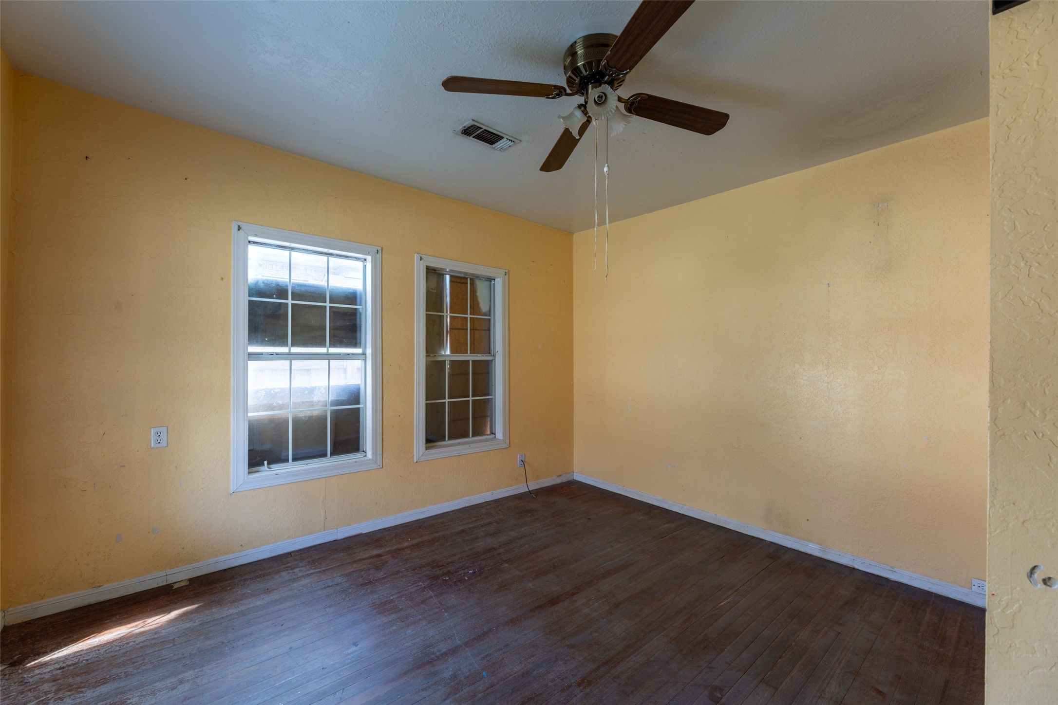 5229 Eigel Street Houston, TX 77007 - Photo 13 of 19 a view of empty room with wooden floor and fan