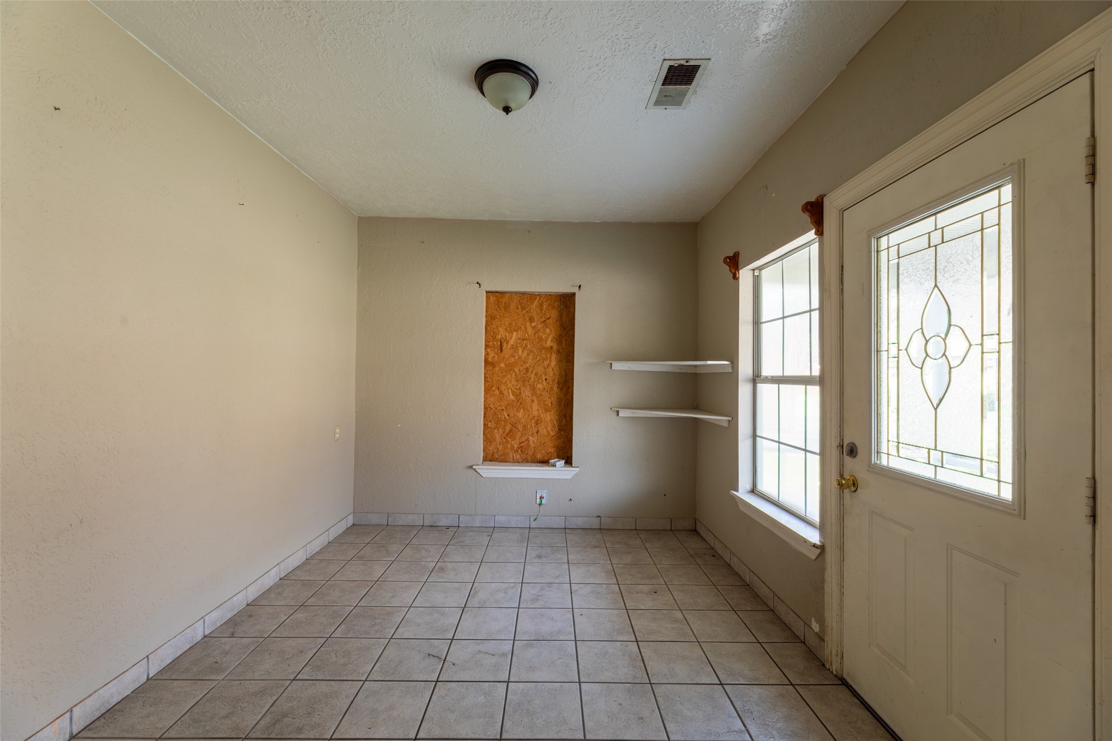 5229 Eigel Street Houston, TX 77007 - Photo 15 of 19 an empty room with windows