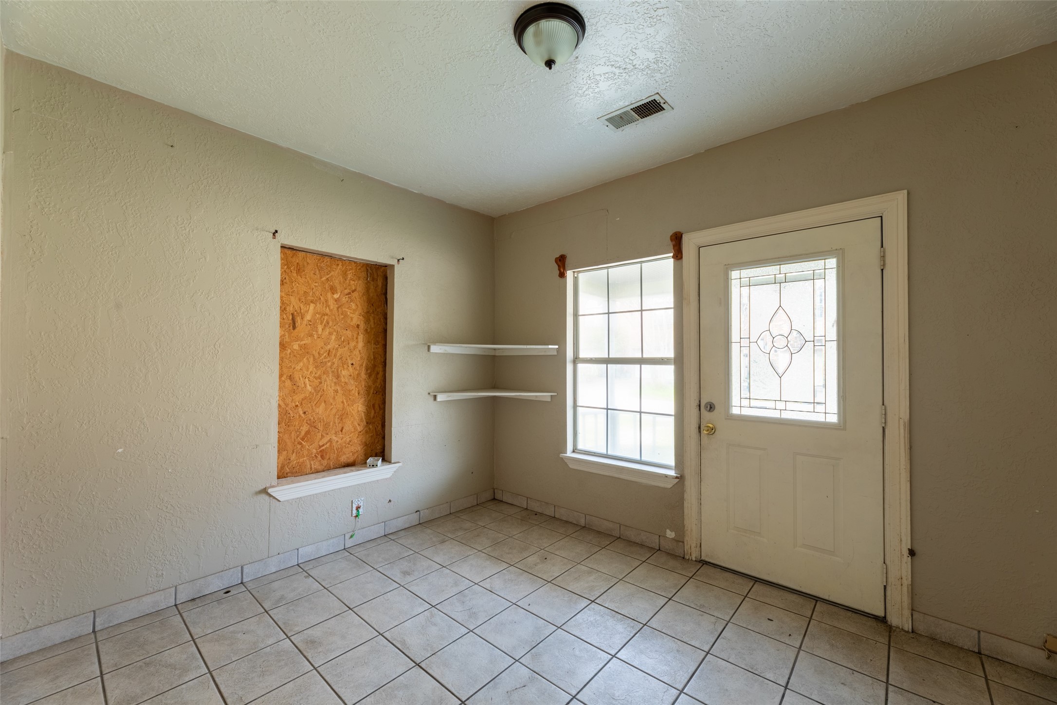 5229 Eigel Street Houston, TX 77007 - Photo 16 of 19 an empty room with windows