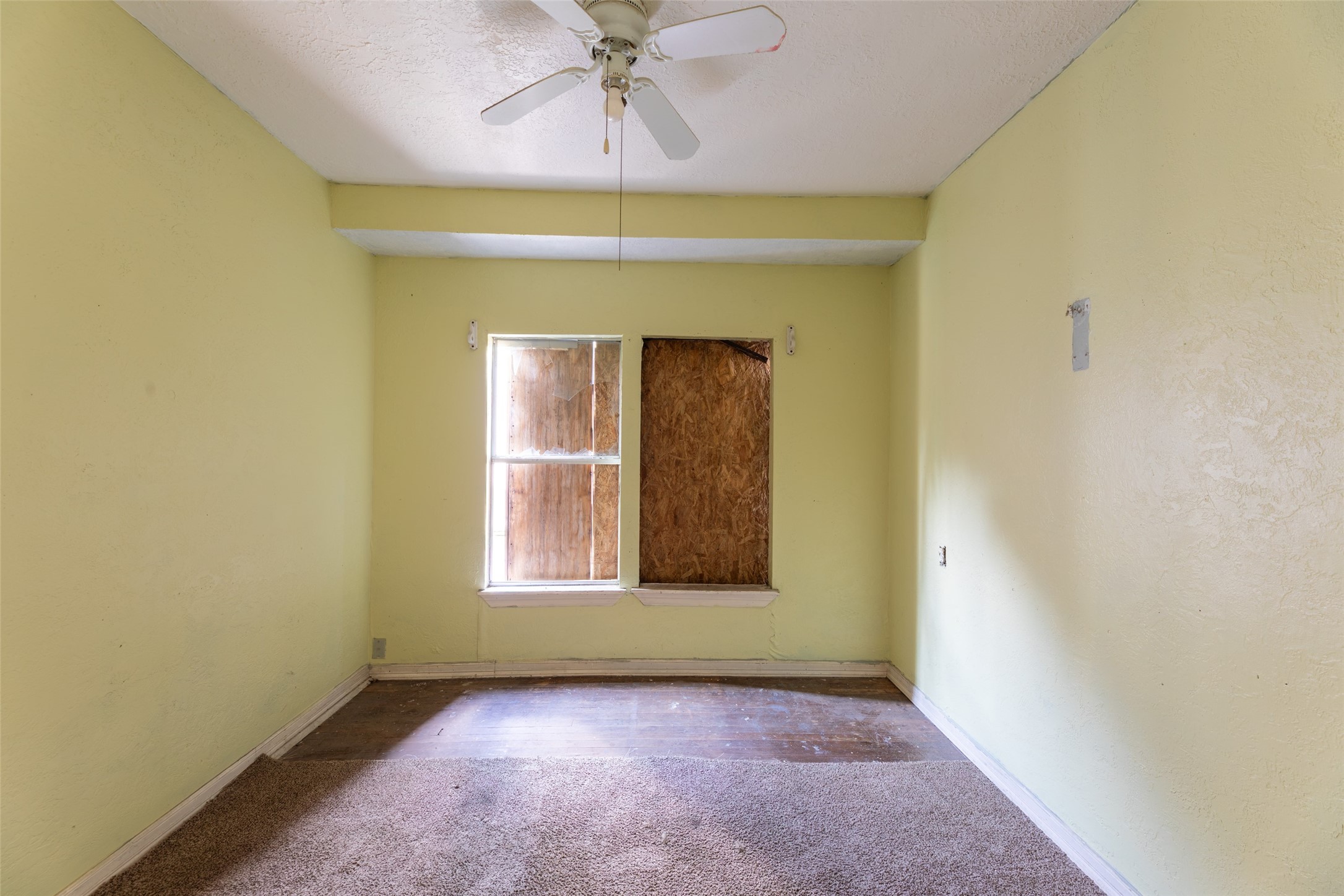 5229 Eigel Street Houston, TX 77007 - Photo 17 of 19 an empty room with a window and a ceiling fan