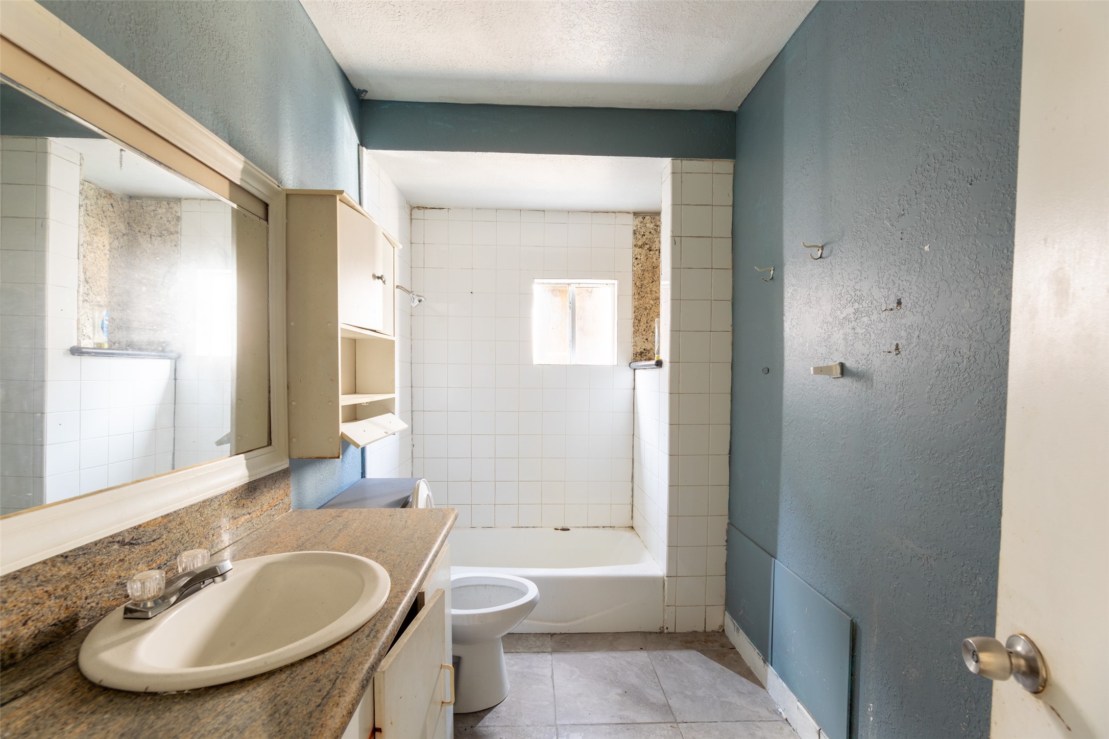 5229 Eigel Street Houston, TX 77007 - Photo 18 of 19 a bathroom with a sink and a mirror
