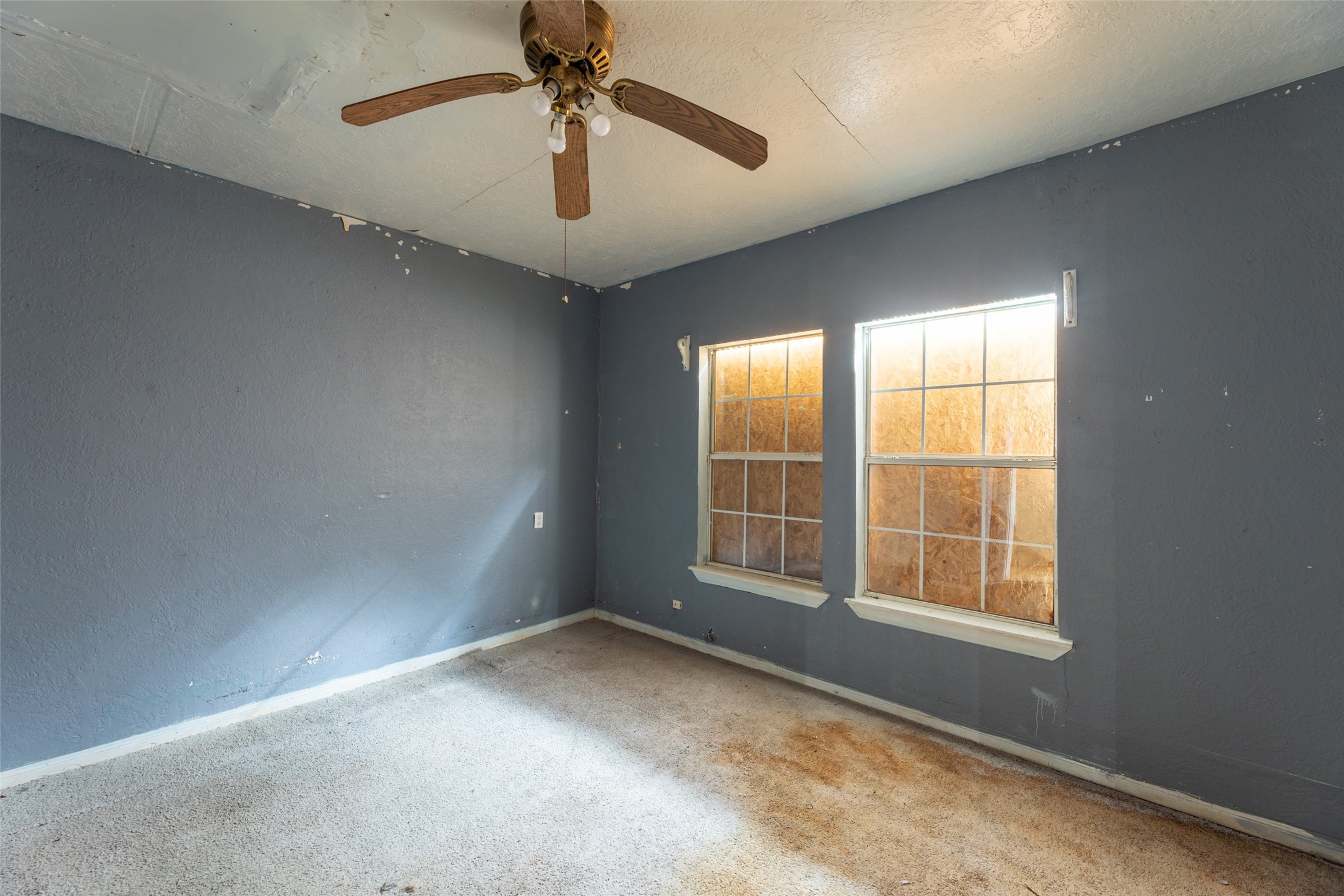 5229 Eigel Street Houston, TX 77007 - Photo 19 of 19 an empty room with a window
