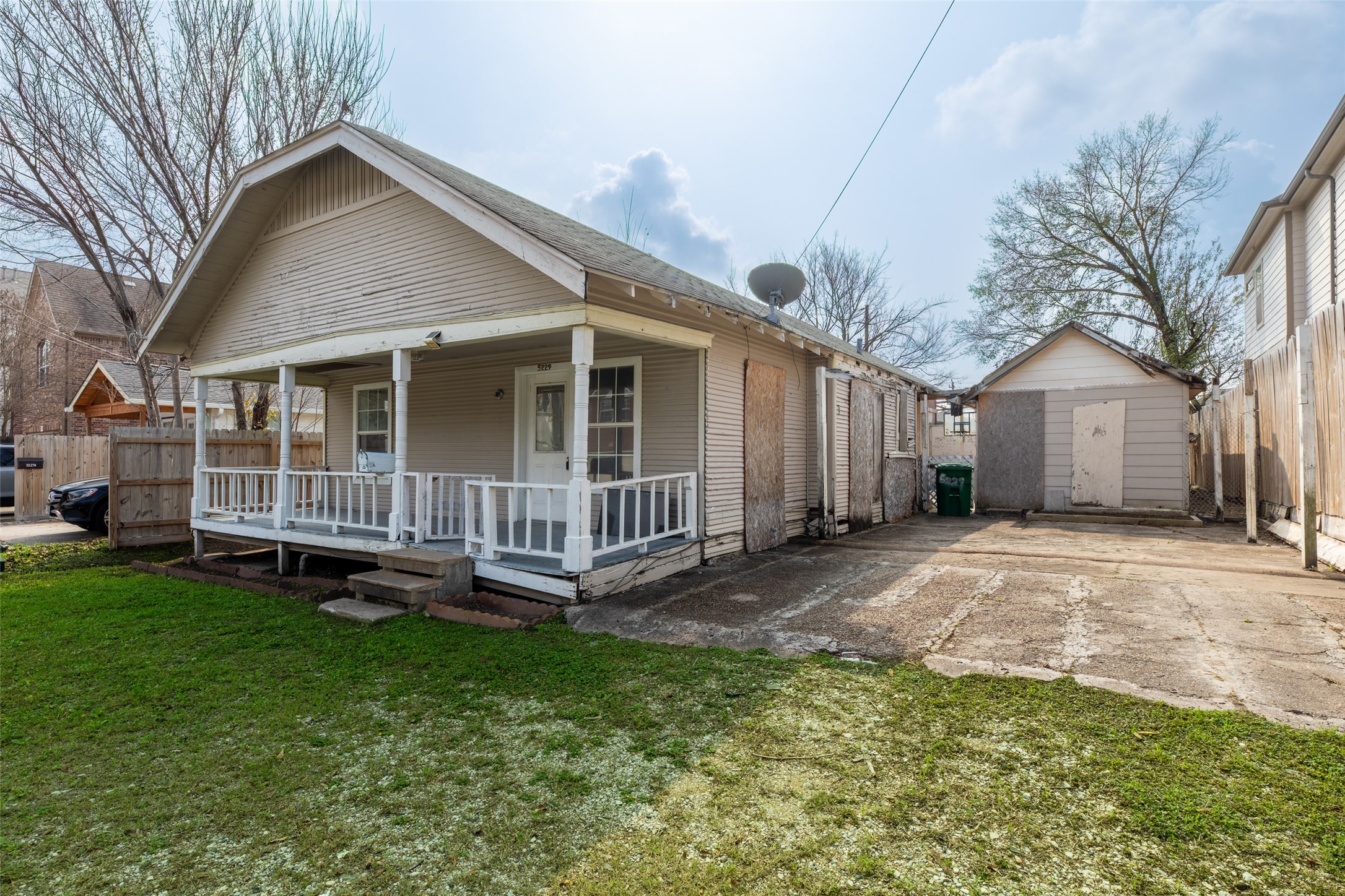 5229 Eigel Street Houston, TX 77007 - Photo 3 of 19 a view of a house with a yard and sitting area