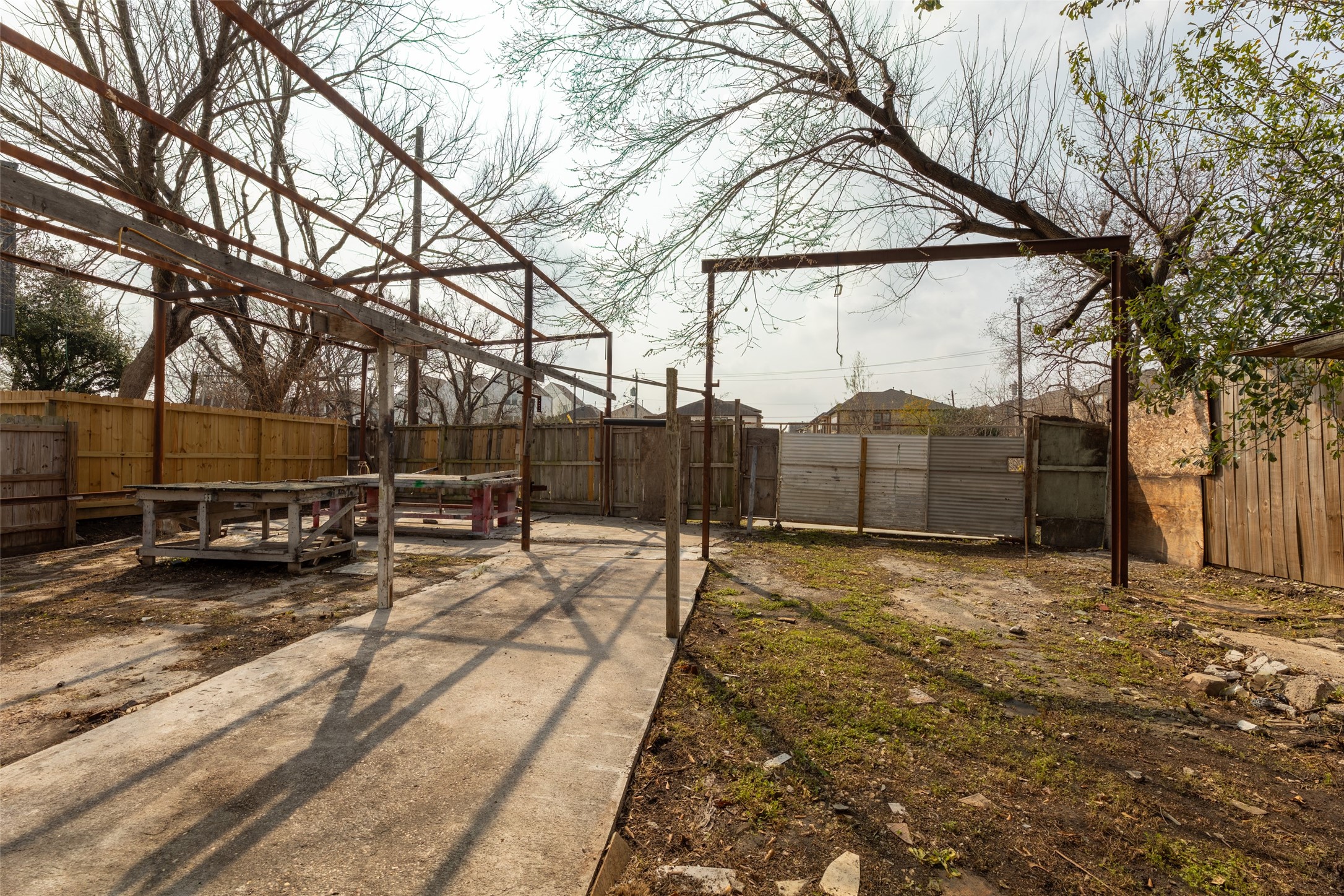 5229 Eigel Street Houston, TX 77007 - Photo 10 of 19 a view of a yard with wooden fence