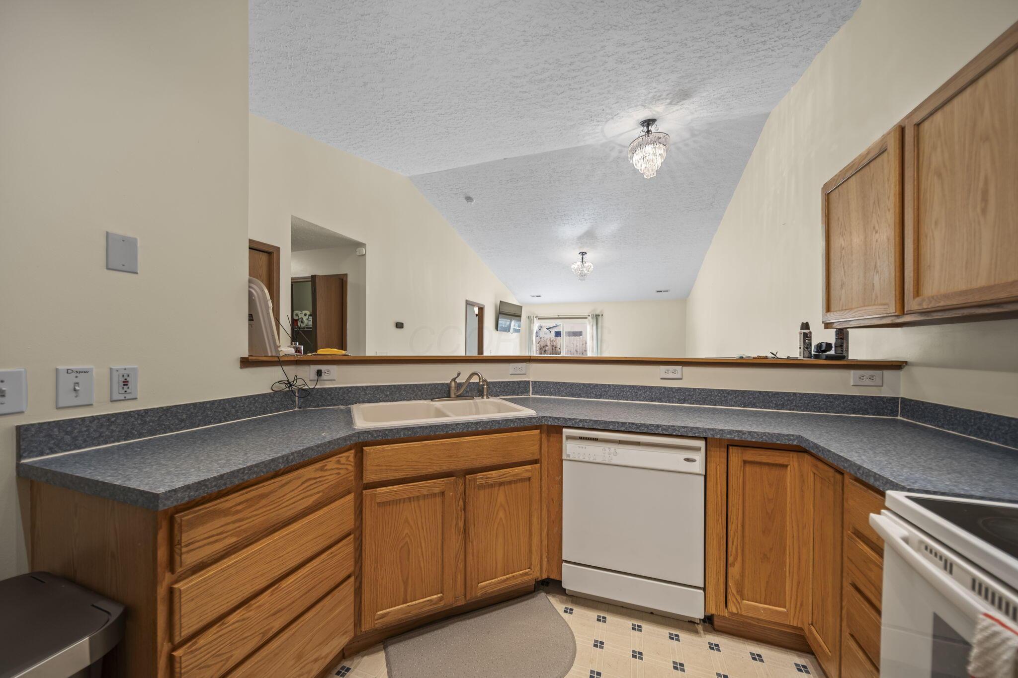 1521 October Ridge Court Columbus, OH 43223 - Photo 15 of 64 15-web-or-mls-DSC09632