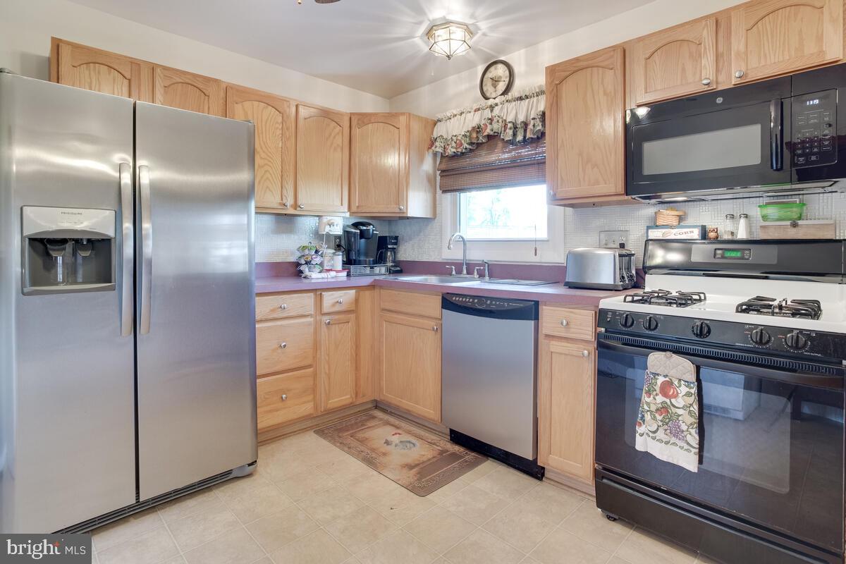 215 Brent Road Waldorf, MD 20602 - Photo 11 of 35 Kitchen