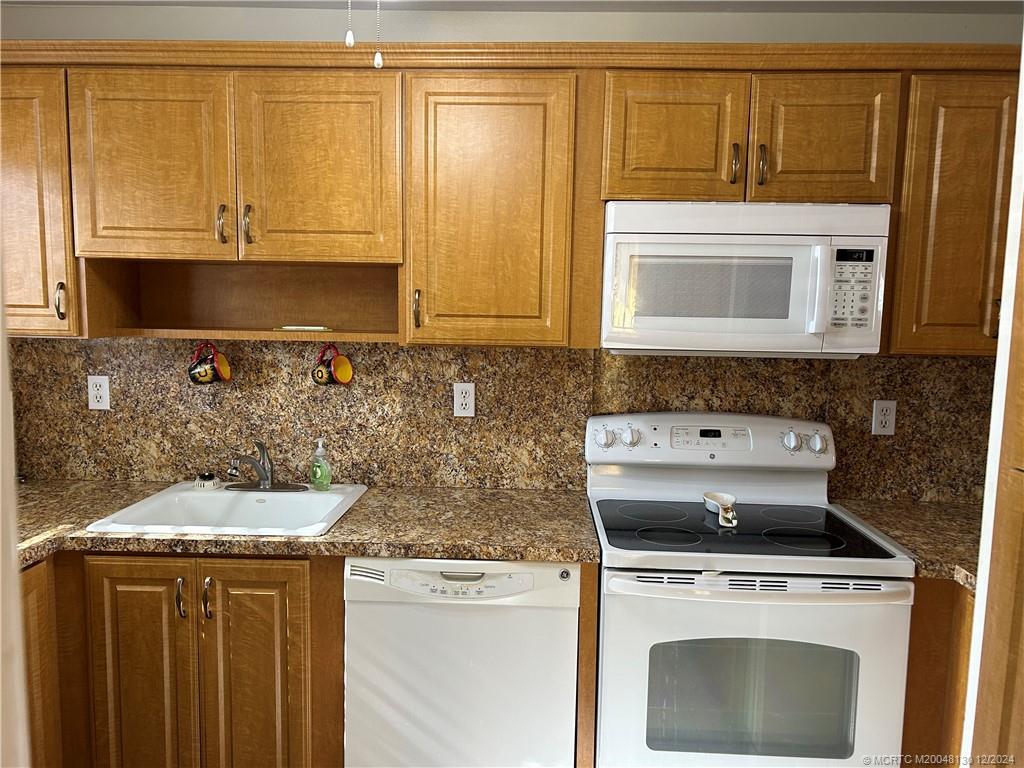 5355 Southeast Miles Grant Road, Unit E114 Stuart, FL 34997 - Photo 8 of 15