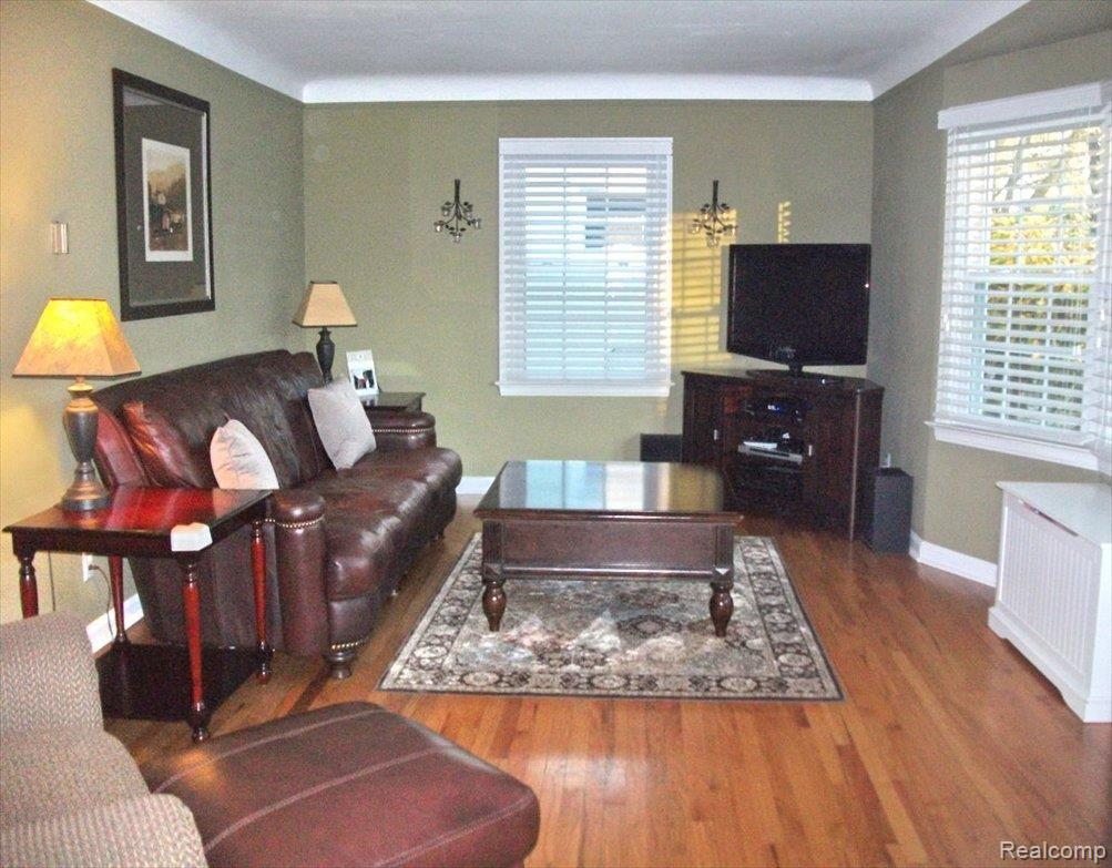1354 Cambridge Road Berkley, MI 48072 - Photo 2 of 13 Living Room