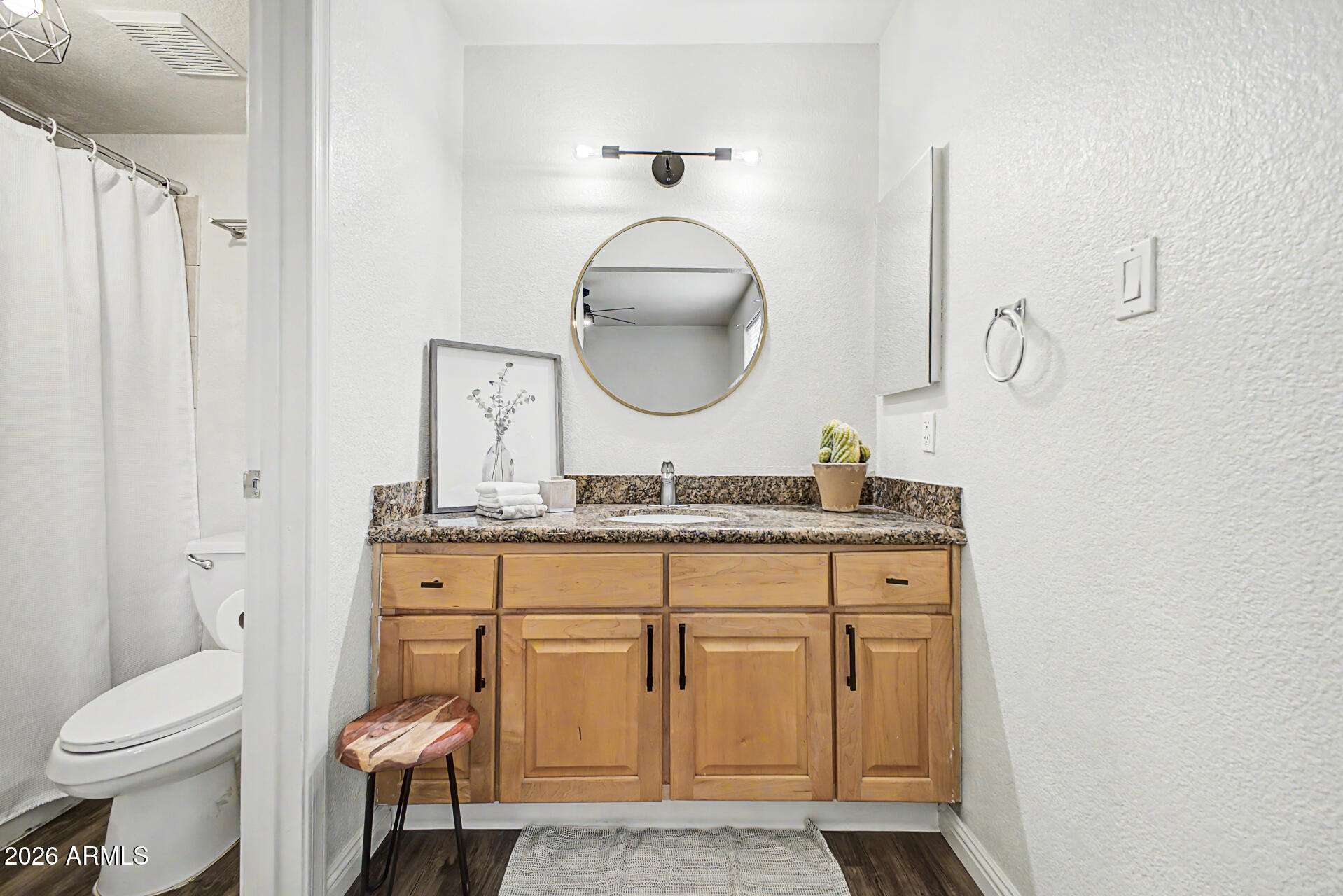 2121 West Royal Palm Road, Unit 1097 Phoenix, AZ 85021 - Photo 13 of 26 Primary Bathroom