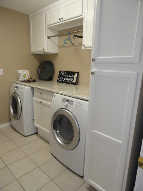 957 Valley Road Crestview, FL 32539 - Photo 8 of 14 a utility room with dryer and washer