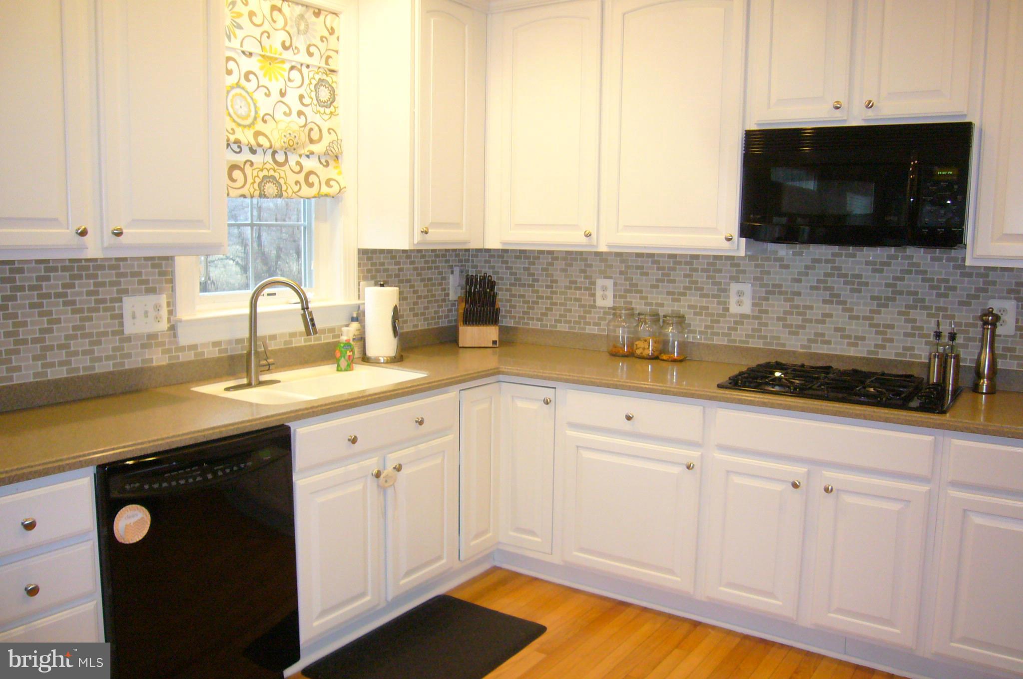Spacious & Bright kitchen. Gas cook top.