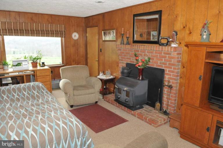 11401 Hill Road Keymar, MD 21757 - Photo 6 of 25 Family Room