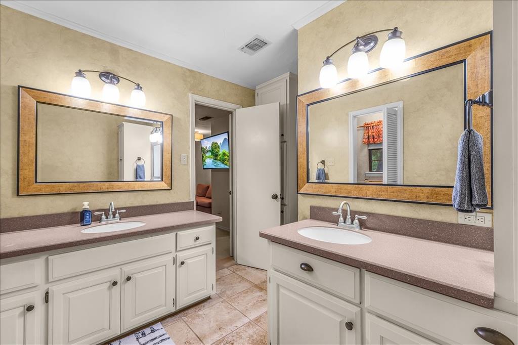 220 Annetta Road Willow Park, TX 76087 - Photo 26 of 40 a bathroom with double vanity sink and a mirror