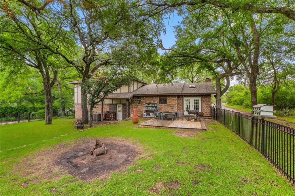 220 Annetta Road Willow Park, TX 76087 - Photo 31 of 40 a view of a patio with table and chairs under an umbrella