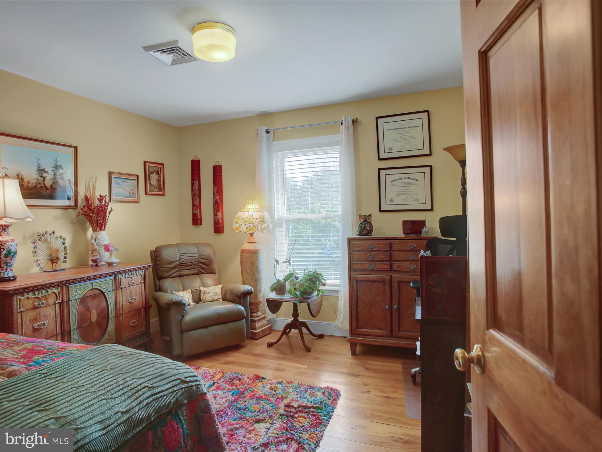 46 Pin Oak Lane Gettysburg, PA 17325 - Photo 32 of 54 a living room with furniture and a lamp