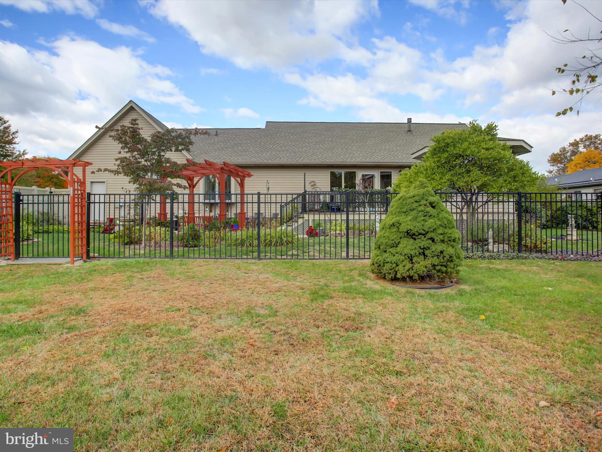 46 Pin Oak Lane Gettysburg, PA 17325 - Photo 44 of 54 front view of a house with a yard