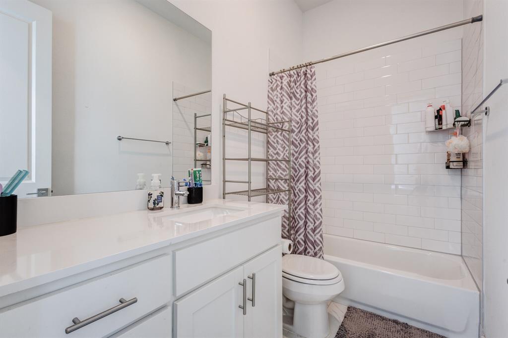 114 Chester Court Dallas, TX 75203 - Photo 16 of 31 a bathroom with a sink a toilet and shower