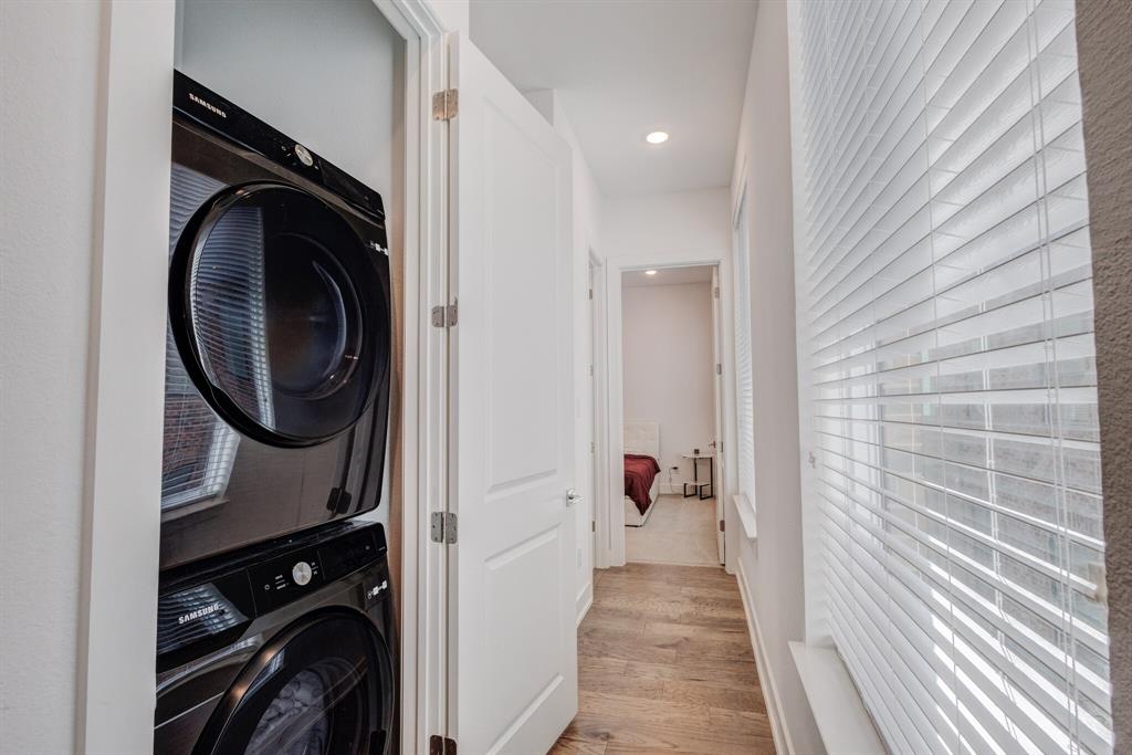 114 Chester Court Dallas, TX 75203 - Photo 18 of 31 a view of a bedroom with washer and dryer