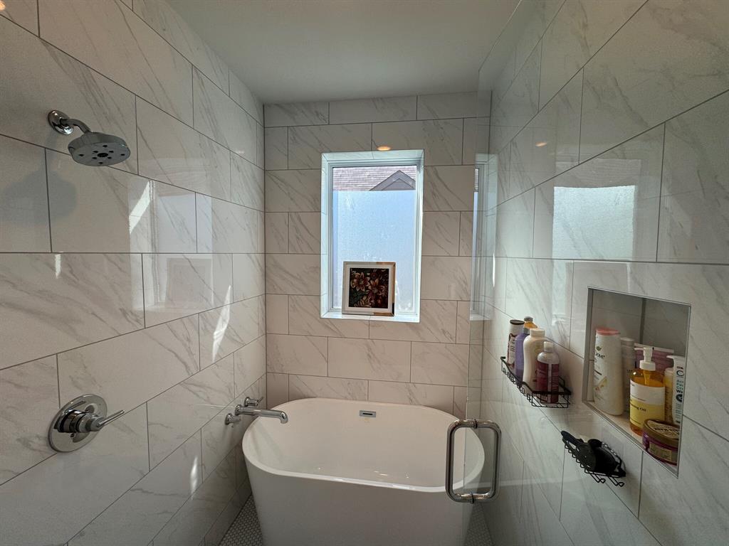 114 Chester Court Dallas, TX 75203 - Photo 21 of 31 a bathroom with a tub