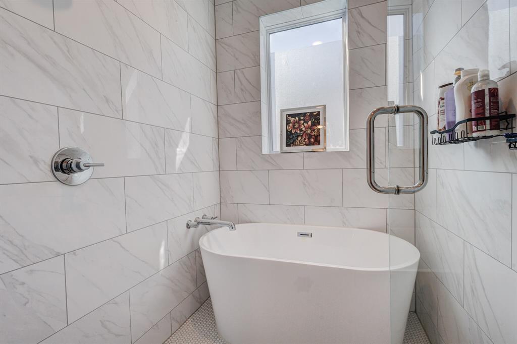 114 Chester Court Dallas, TX 75203 - Photo 23 of 31 a white bath tub sitting in a bathroom