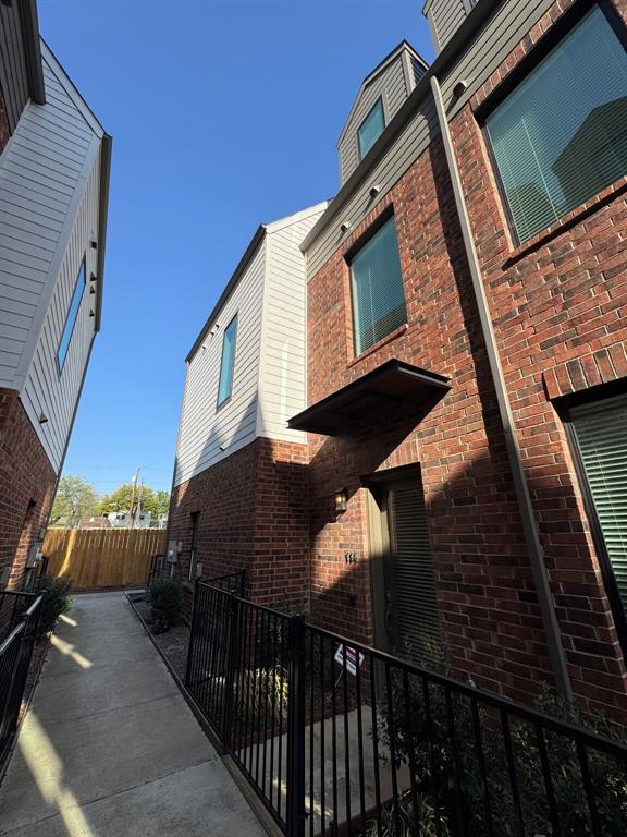 114 Chester Court Dallas, TX 75203 - Photo 27 of 31 a view of a house with backyard and deck