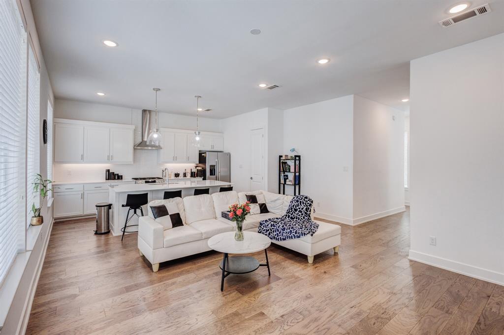 114 Chester Court Dallas, TX 75203 - Photo 4 of 31 a living room with furniture and a table