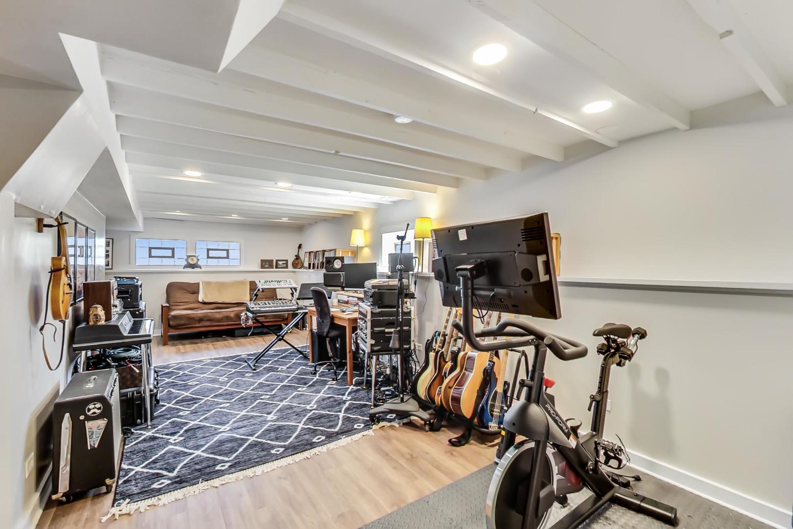 272 North Willow Road Elmhurst, IL 60126 - Photo 21 of 33 a view of a room with gym equipment