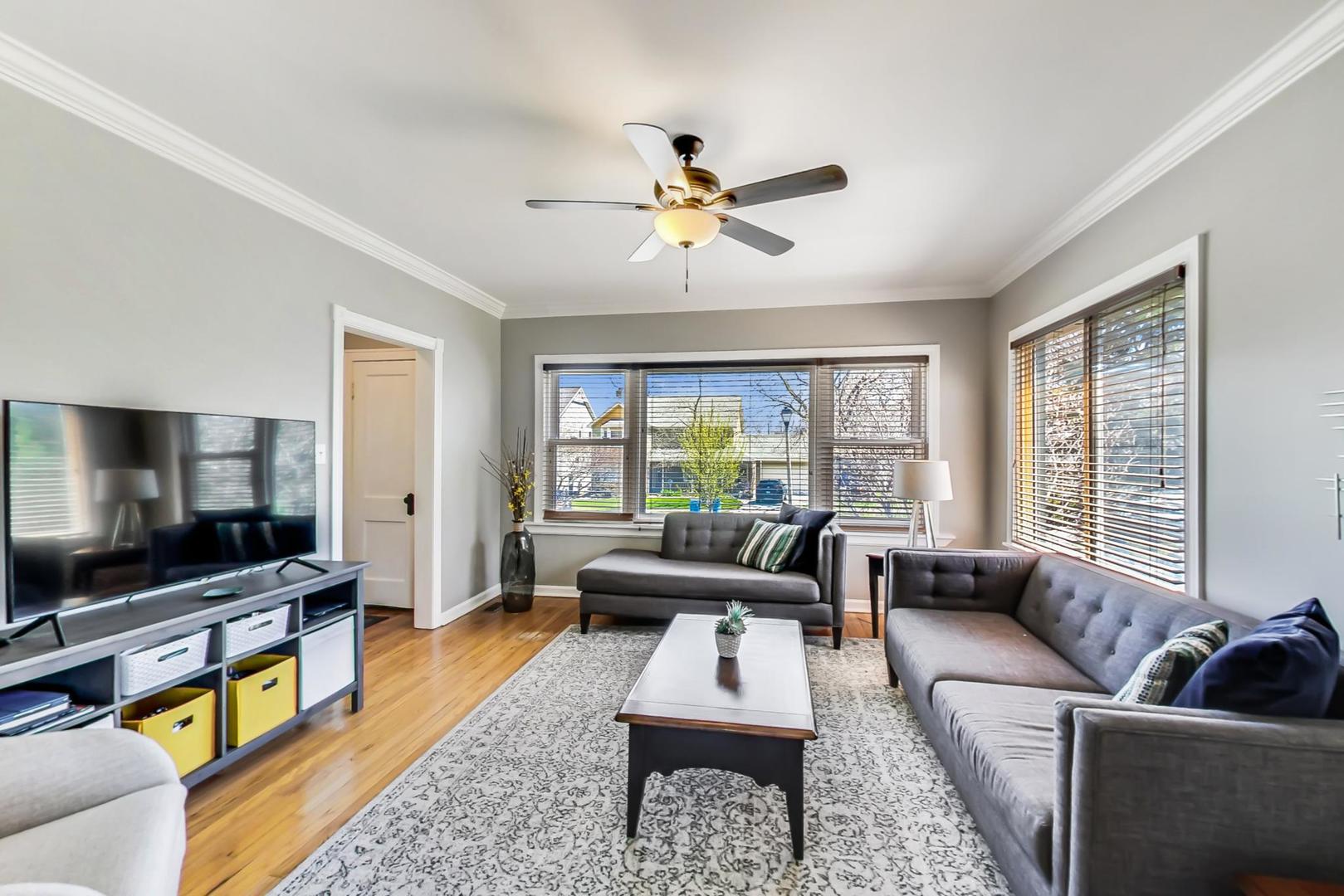 272 North Willow Road Elmhurst, IL 60126 - Photo 4 of 33 a living room with furniture and a flat screen tv