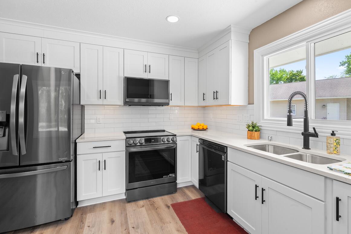 N20W28282 Oakton Road Delafield, WI 53072 - Photo 16 of 49 Kitchen