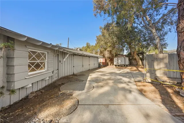 a street view with residential house