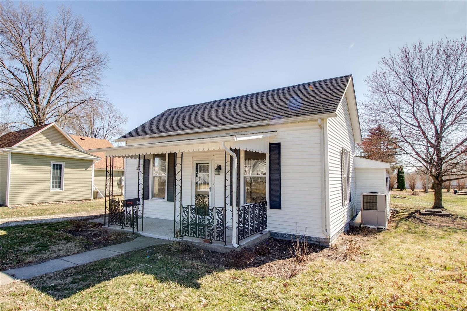 209 Sycamore Carrollton, IL 62016 - Photo 3 of 34 Gallery Image 3