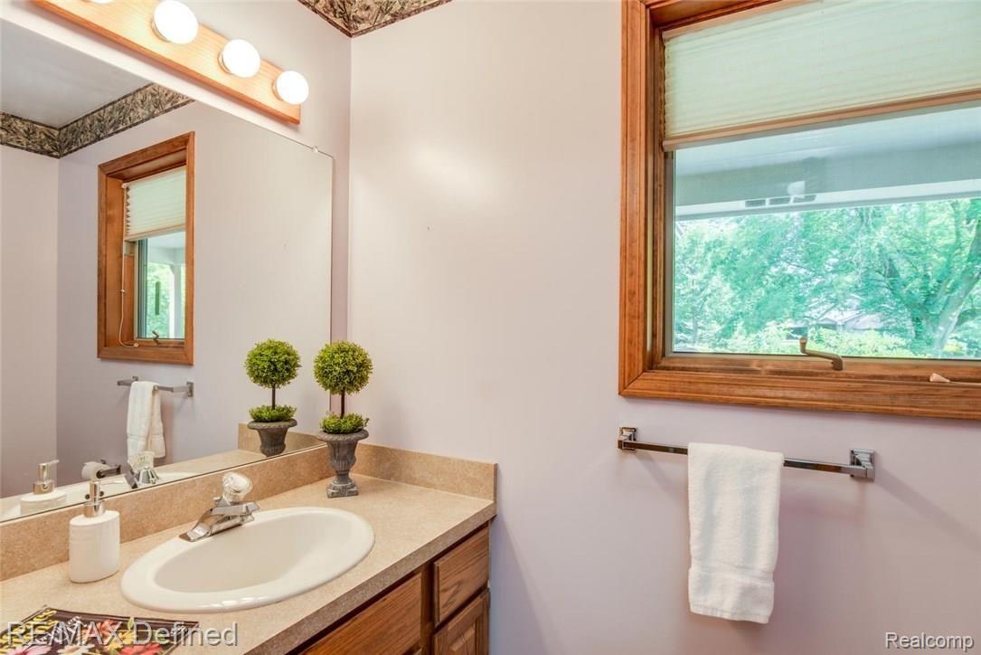 1985 Cole Road Lake Orion, MI 48362 - Photo 27 of 44 Powder Room