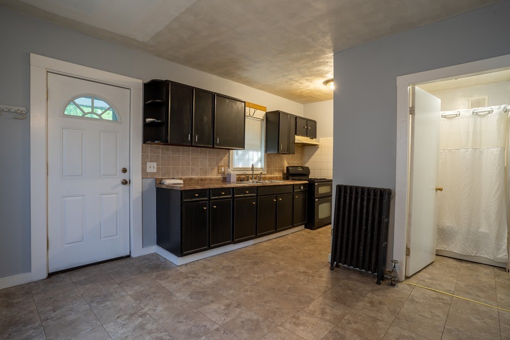 407 Union Street Springfield, MA 01105 - Photo 3 of 31