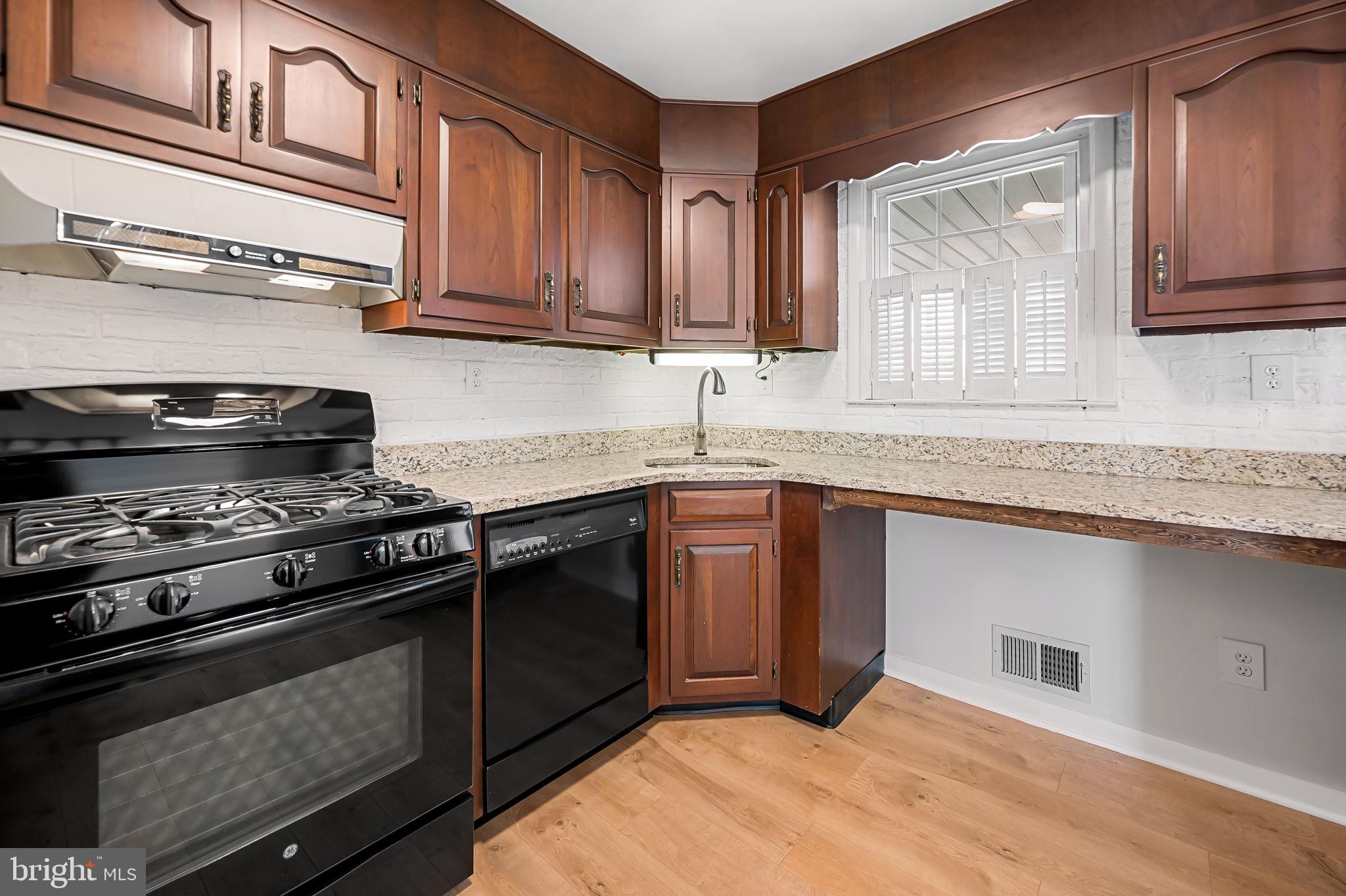 302 18th Avenue Baltimore, MD 21225 - Photo 12 of 36