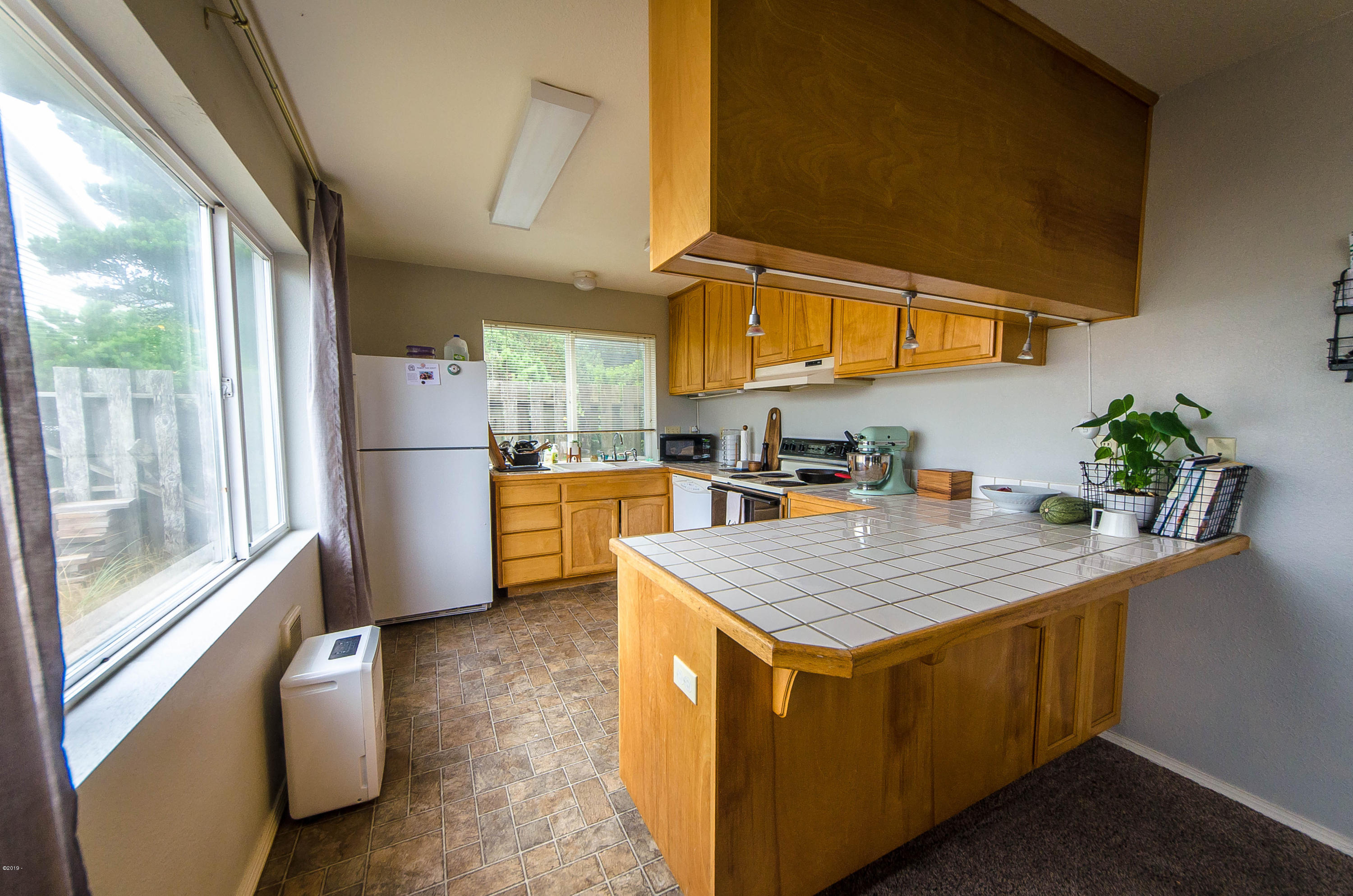 568 Southwest 5th Street Newport, OR 97365 - Photo 18 of 20 5 Unit 1 Kitchen