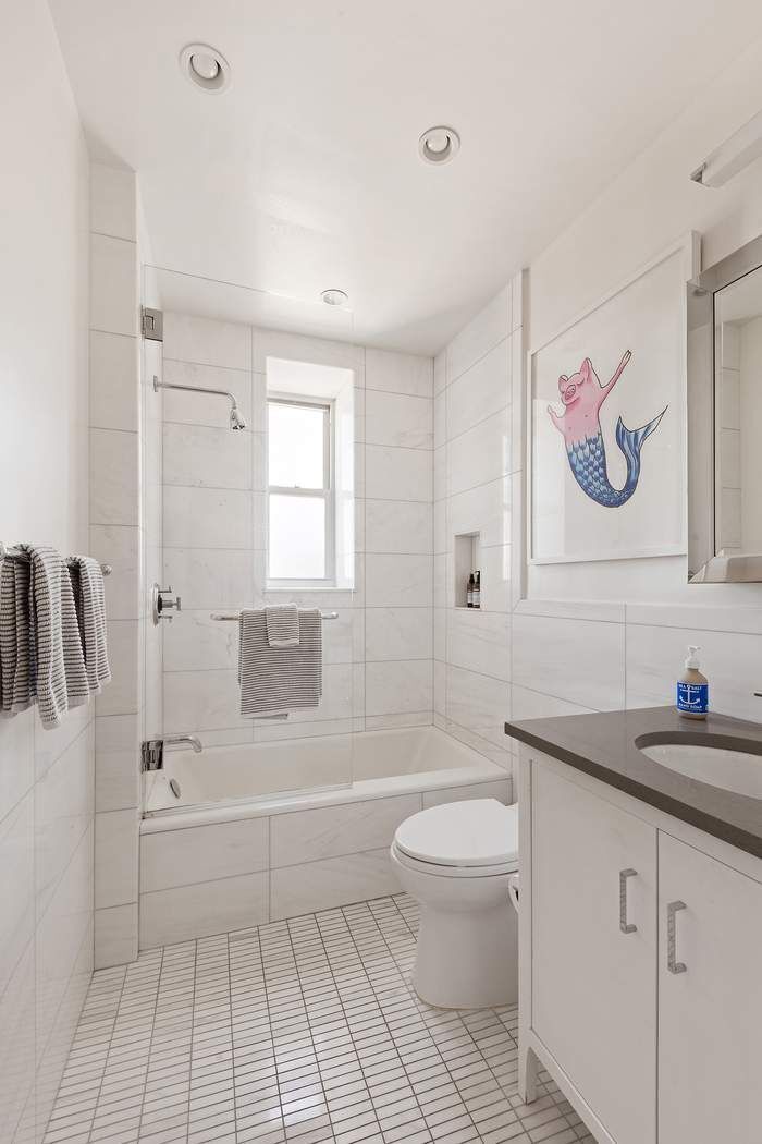 1158 5th Avenue, Unit PHC Manhattan, NY 10128 - Photo 19 of 25 a bathroom with a toilet a sink and bathtub