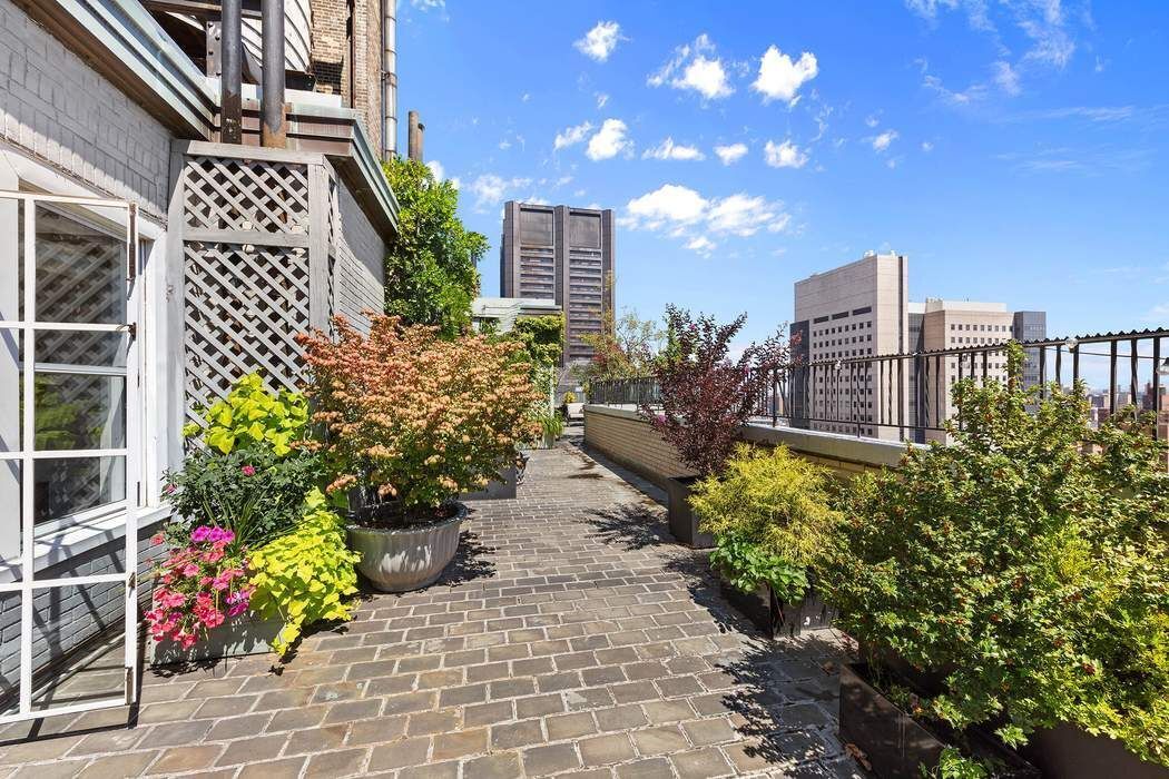 1158 5th Avenue, Unit PHC Manhattan, NY 10128 - Photo 3 of 25 a bunch of flowers in front of a house