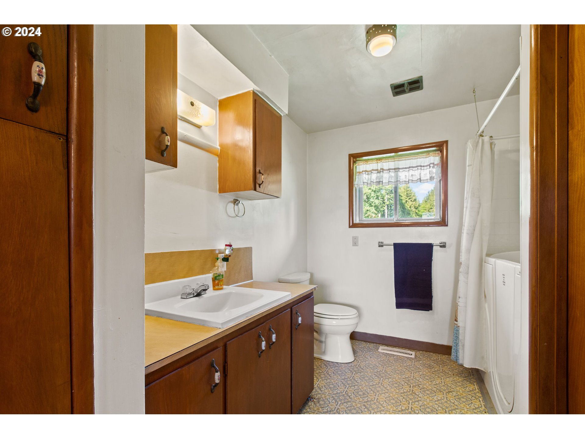 30806 South Oswalt Road Colton, OR 97017 - Photo 13 of 42 a bathroom with a sink and a mirror