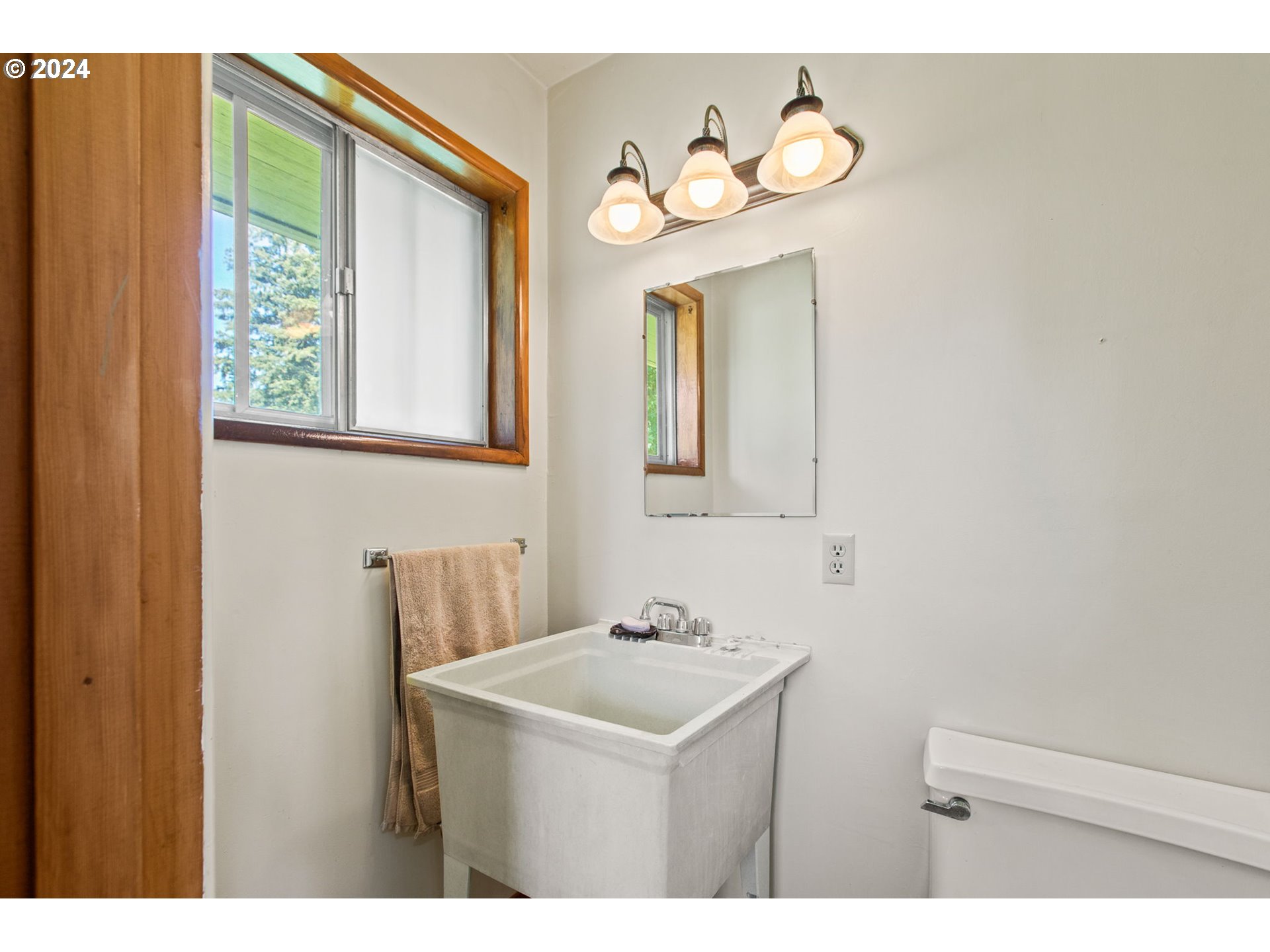 30806 South Oswalt Road Colton, OR 97017 - Photo 15 of 42 a bathroom with a sink and a mirror