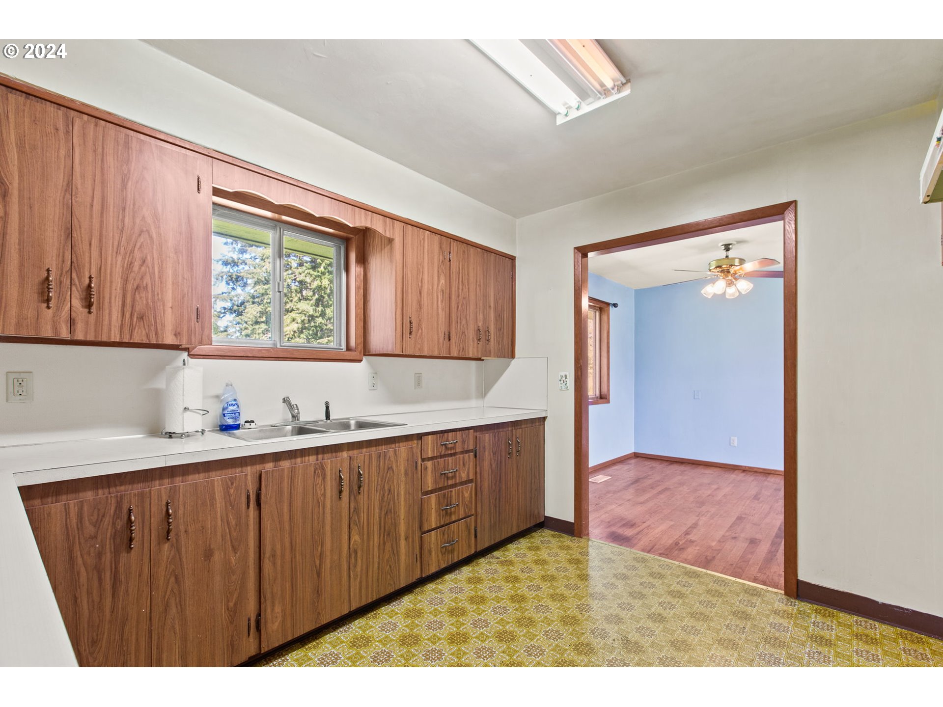 30806 South Oswalt Road Colton, OR 97017 - Photo 16 of 42 a kitchen with a sink and cabinets