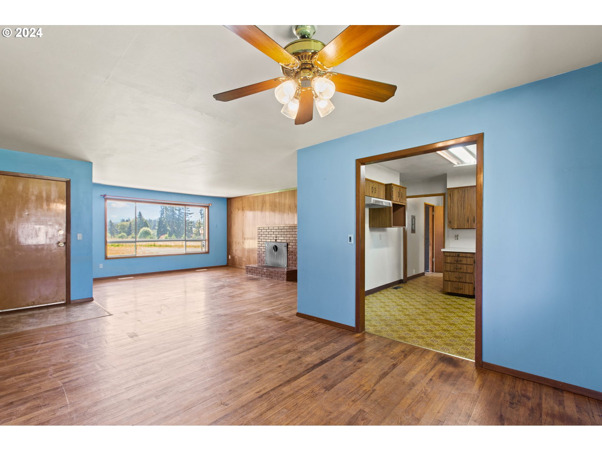 30806 South Oswalt Road Colton, OR 97017 - Photo 20 of 42 a view interior of a house wooden floor and ceiling fan